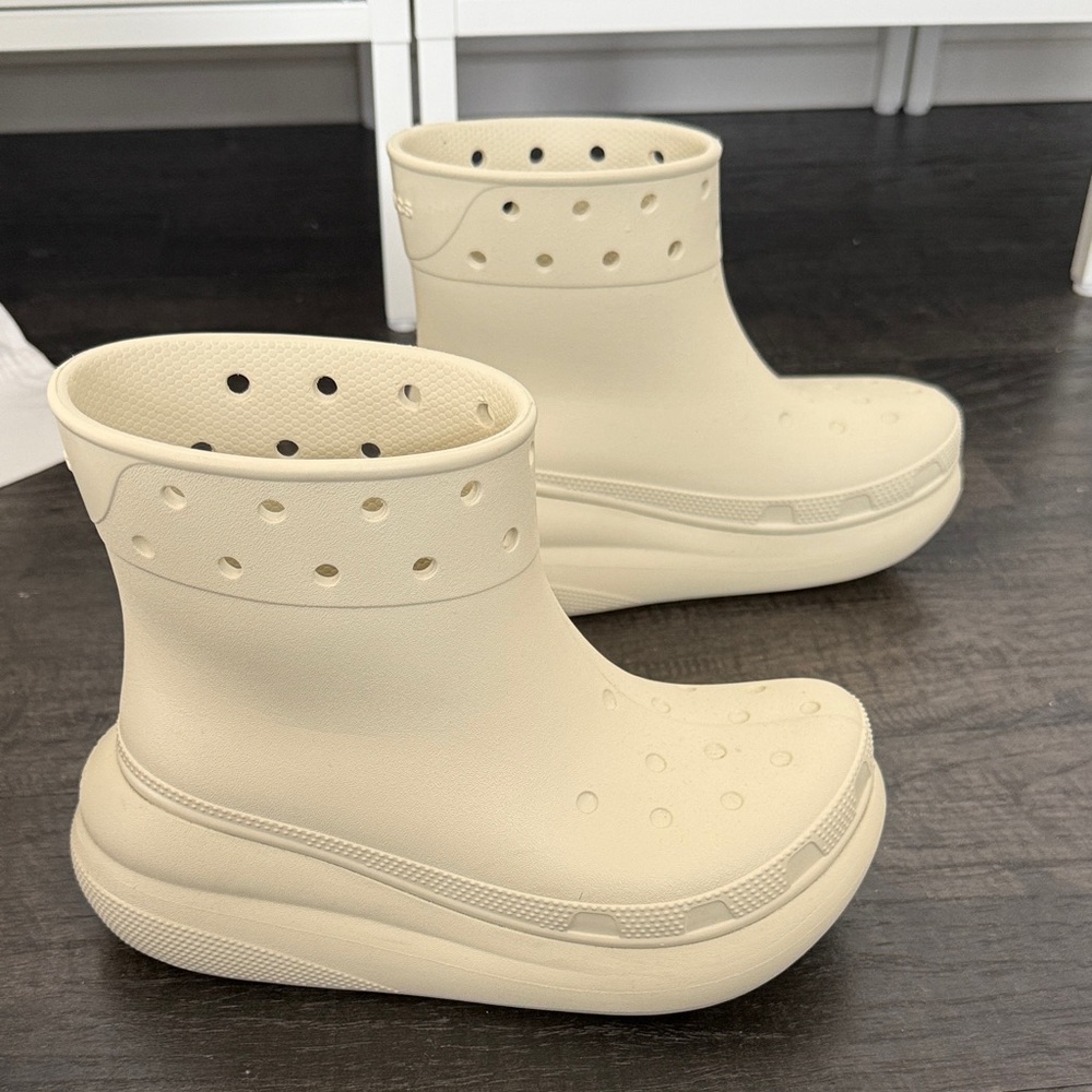 CROCS Crush Boots in Bone / cream. Size 8